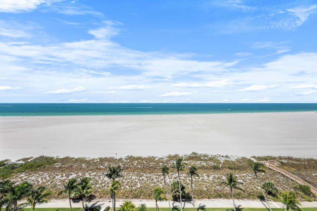 Breezy beachfront condo with panoramic beach view, Marco Island