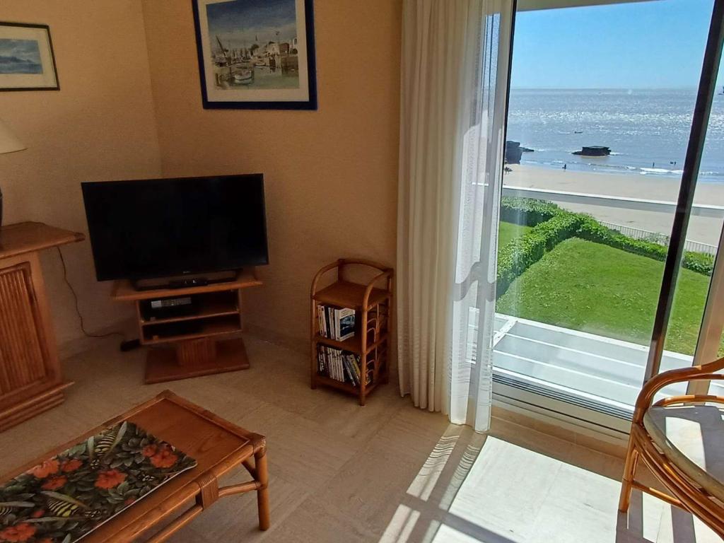 Spacieux Appartement T3 avec Terrasse Ensoleillée et Parking - FR-1-494-211 - 1