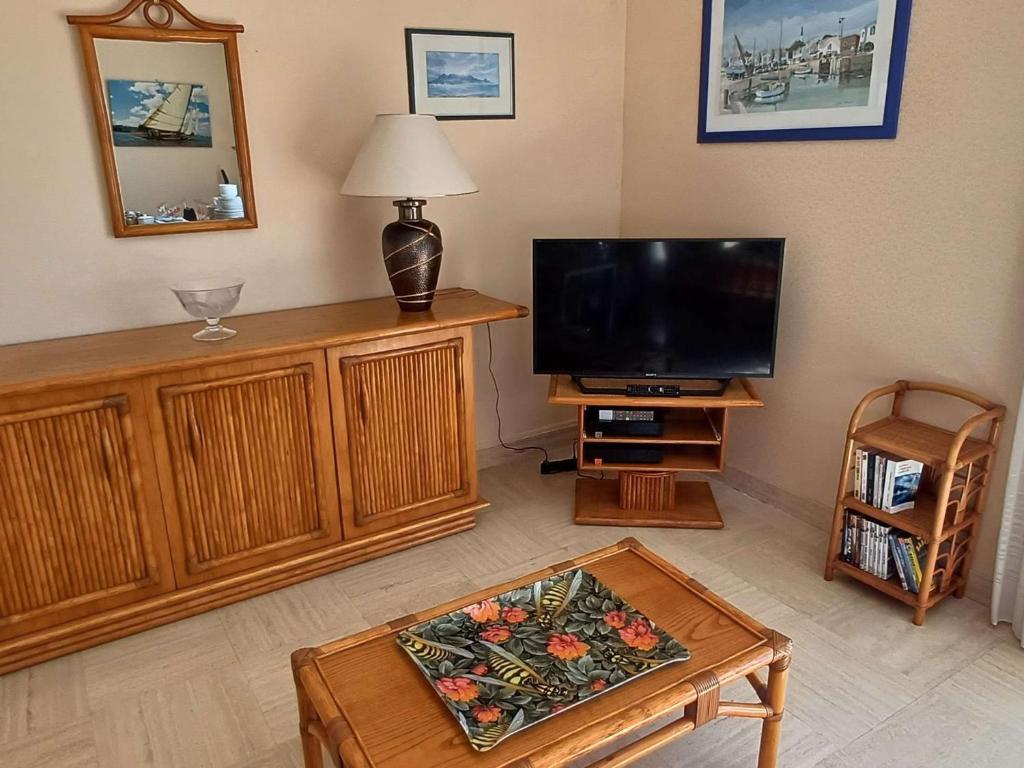 Spacieux Appartement T3 avec Terrasse Ensoleillée et Parking - FR-1-494-211 - 2