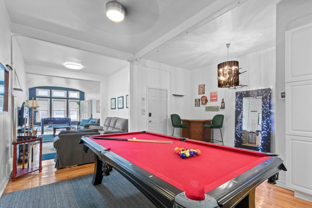 Lofty Urban Duplex Two Story Getaway, Montréal