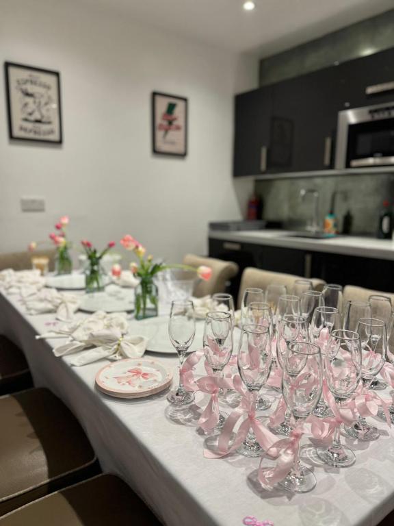 Amazing 10 bed apt on Mathew Street Sleeps 18, Liverpool