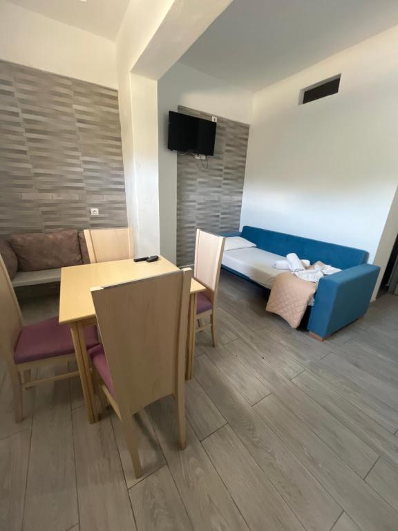 レオン サントリーニ (Leon Santorini)