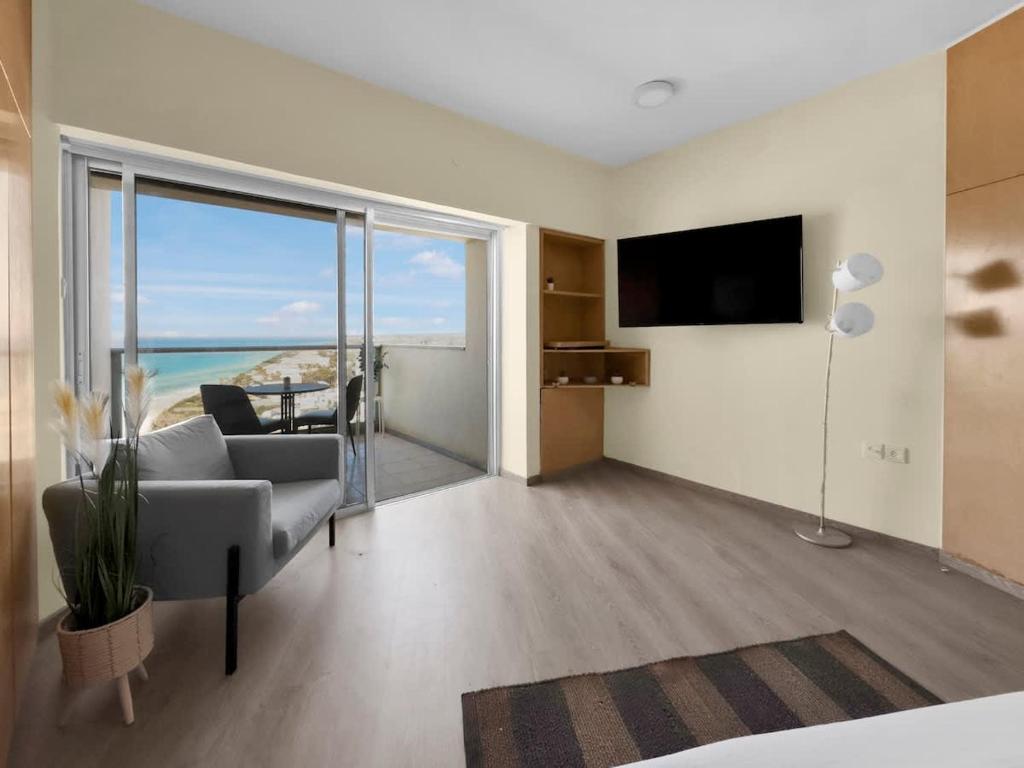 The Sharon Secret Pearl, Herzliya B