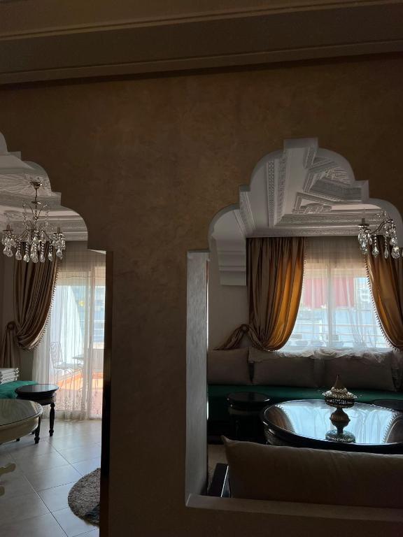 Spacious apartment in the centre of Tangier with private parking, Tanger