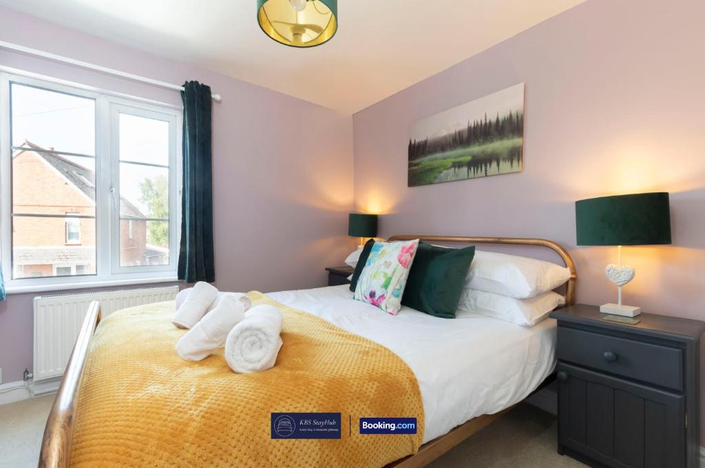 Pet Friendly Cottage By KBS Stayhub Short Lets & Serviced Accommodation Stonehouse With Log Fire, Parking, Gloucestershire