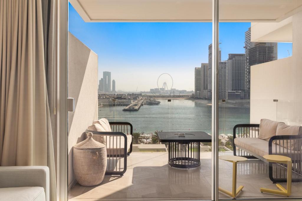 Sea View 2BDR Apartment, Pool and Beach Access, Dubaï