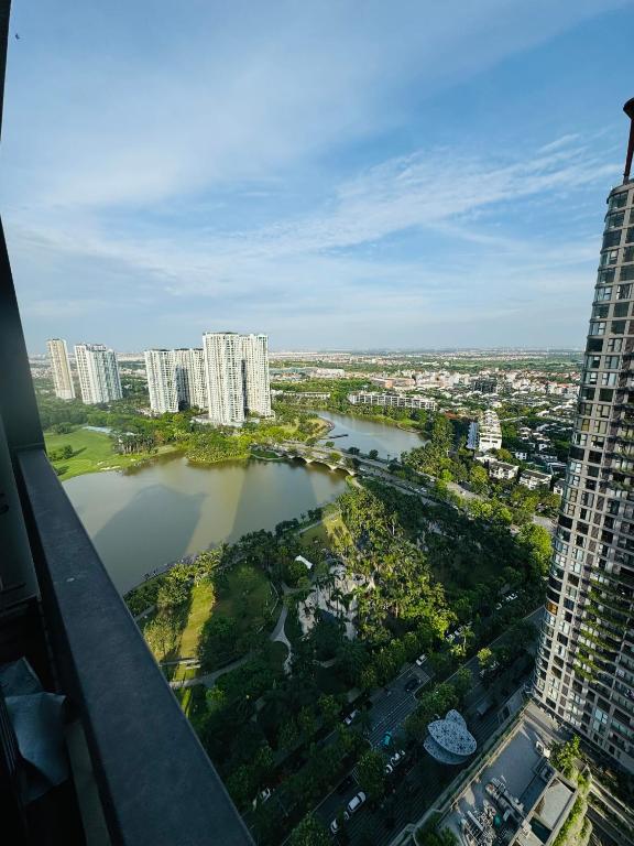 R2 Onsen Ecopark, Cong Luận