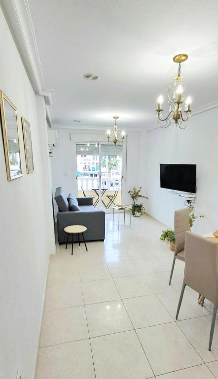 Apartment with queensize bed, Wifi, AC, 5 min walk to the beach, Torrevieja