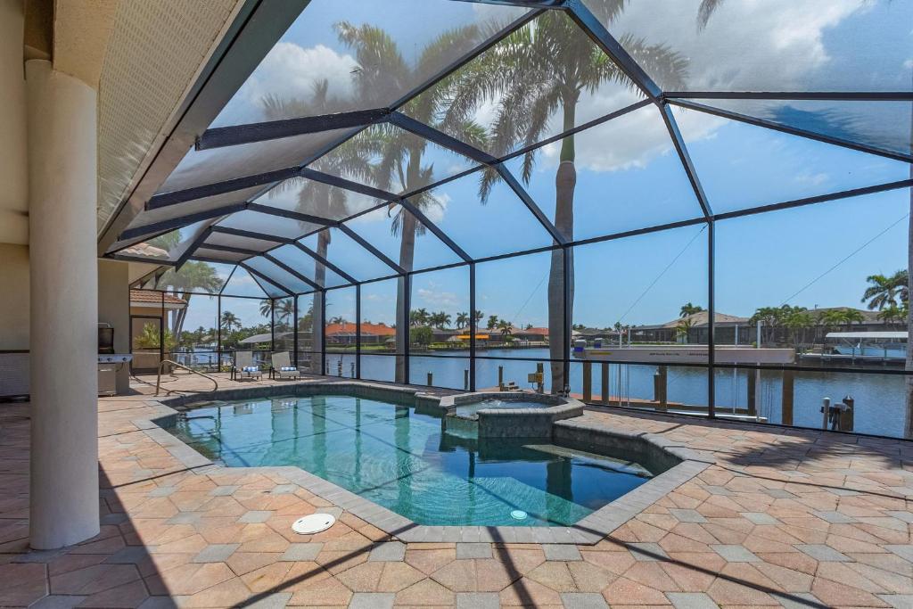 Heated Pool & Spa with Intersecting Canal View - Villa Viewtopia - Roelens, Cape Coral