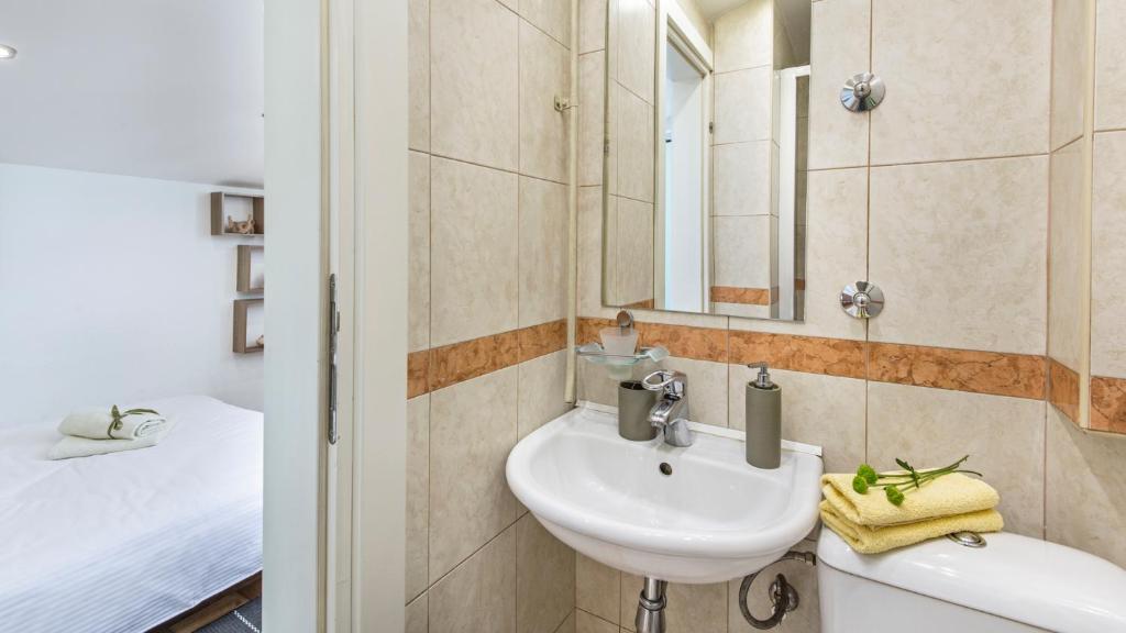 Small Studio Apartment With Free Parking - 3