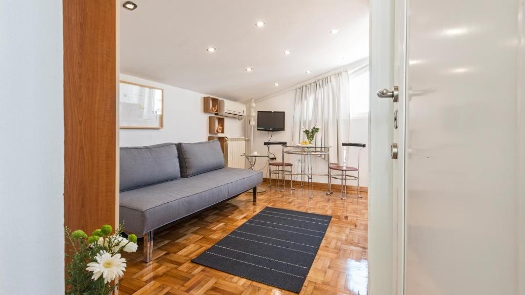 Small Studio Apartment With Free Parking - 4