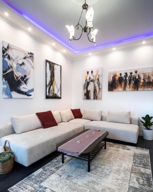 The Belfort Townhomes - Lux Salon - 3