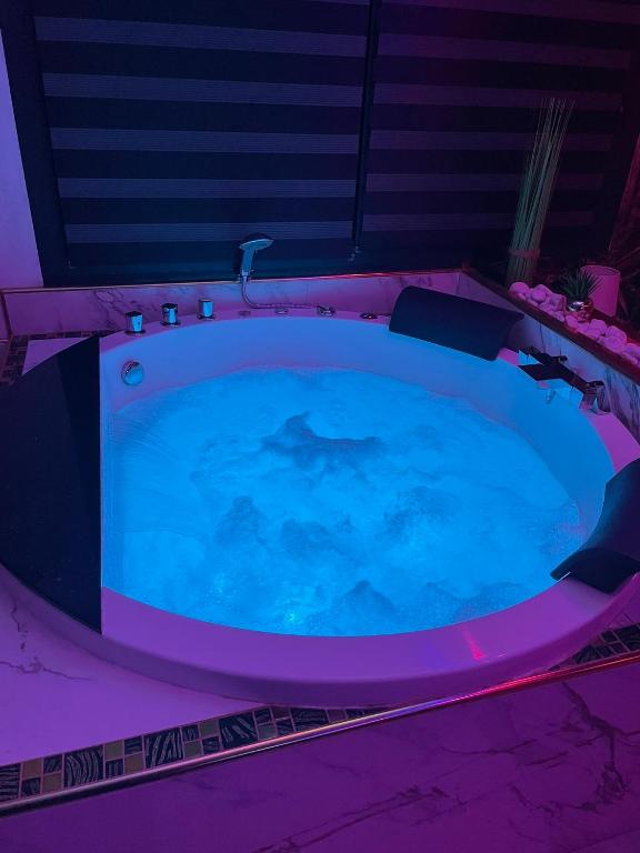 L'Aurore Love Room de prestige jacuzzi sauna piscine chauffée cuisine - 5
