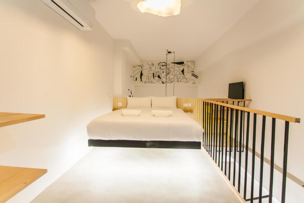 Stylish Duplex with Art & Charm in Prime Salamanca - 1