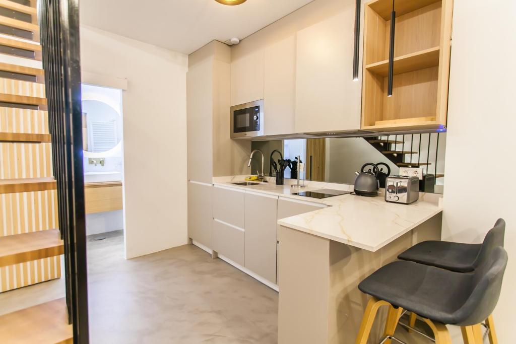 Stylish Duplex with Art & Charm in Prime Salamanca - 3