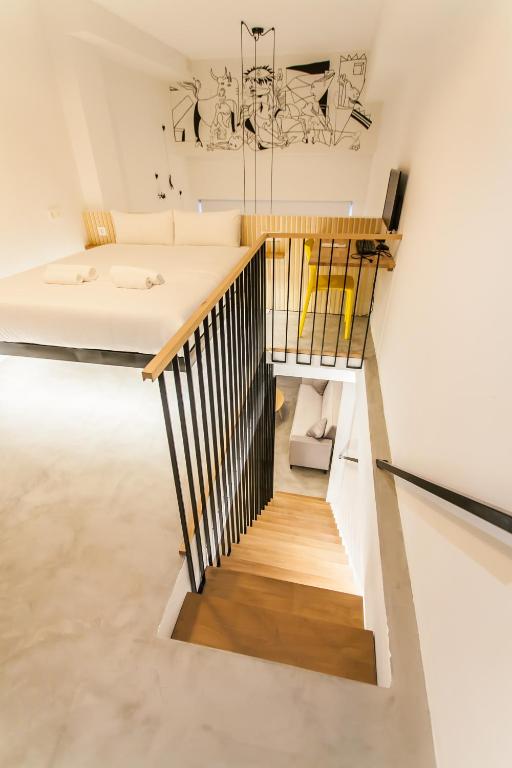 Stylish Duplex with Art & Charm in Prime Salamanca - 4