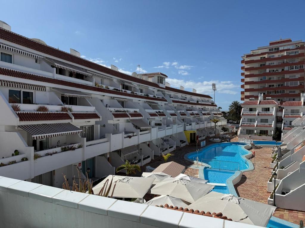 Centrally located M, bright and sunny apartment with terrace and pool views - 5
