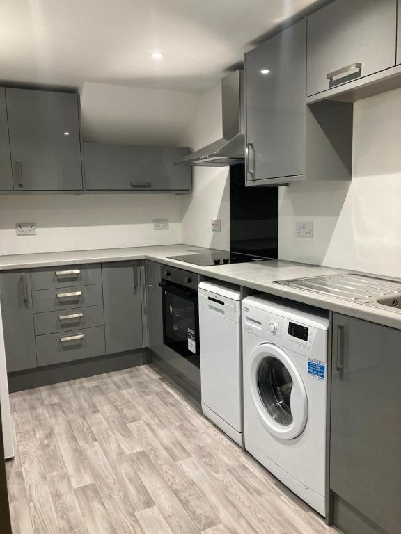 CONTRACTOR STAYS WELCOME newly refurbished 2 bedroom apartment sleeps 5 with free SECURE parking and WiFi Fully Fitted Kitchen with Washer Dryer Weekly bedding change and hoover Long Term Stay Rate available 3 miles from City Centre, Cowlairs