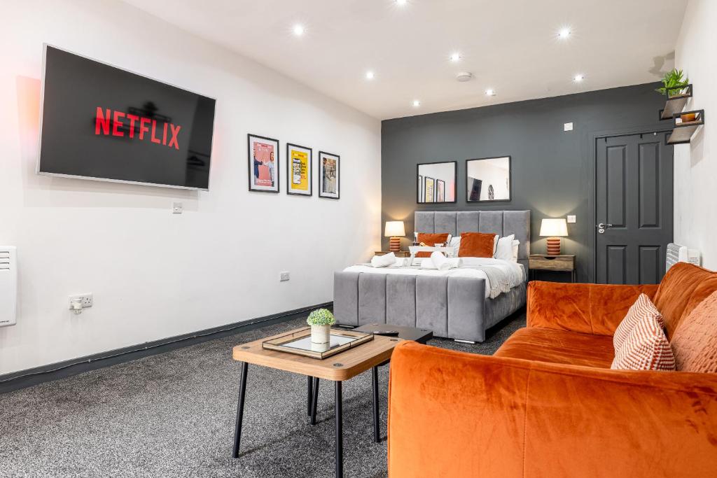 RNM - Business Contractor Ready, Quiet, Private Access & Entire Place, Kitchen & Washroom with amenities, Smart Tv, Easy Access, Fast Starlink WiFi, Parking Nearby, Old Hill