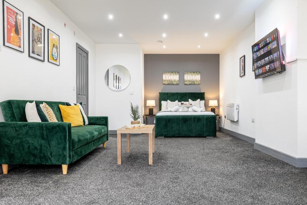 RNM - Upgraded Business Stay For Travelling Contractors, All Amenities, Private Access Entire Place, Kitchen & Washroom, Smart Tv, Easy Access, Parking Nearby, Old Hill