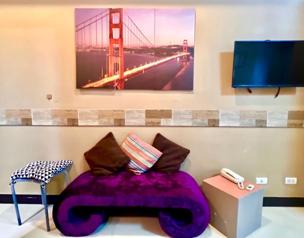 BGC McKinley Apartment B1, Манила