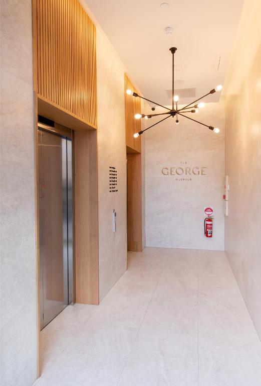 The George의 현대적인 객실 내부 또는 로비