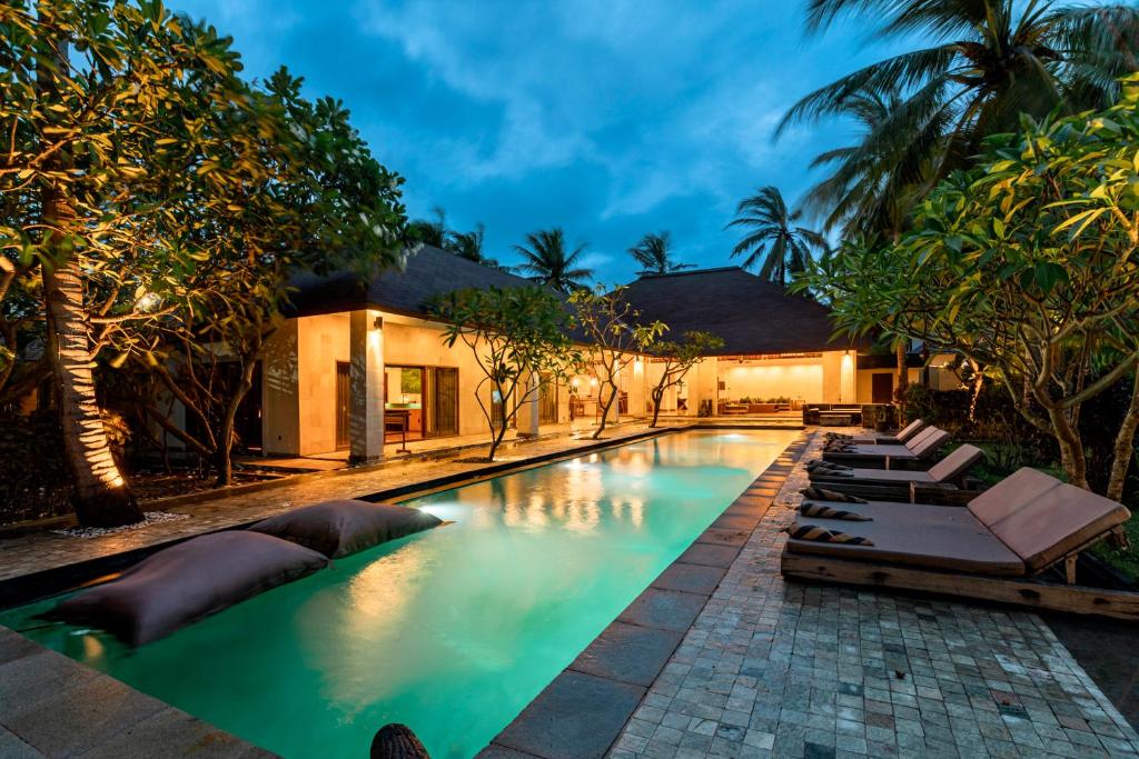 Swimming pool