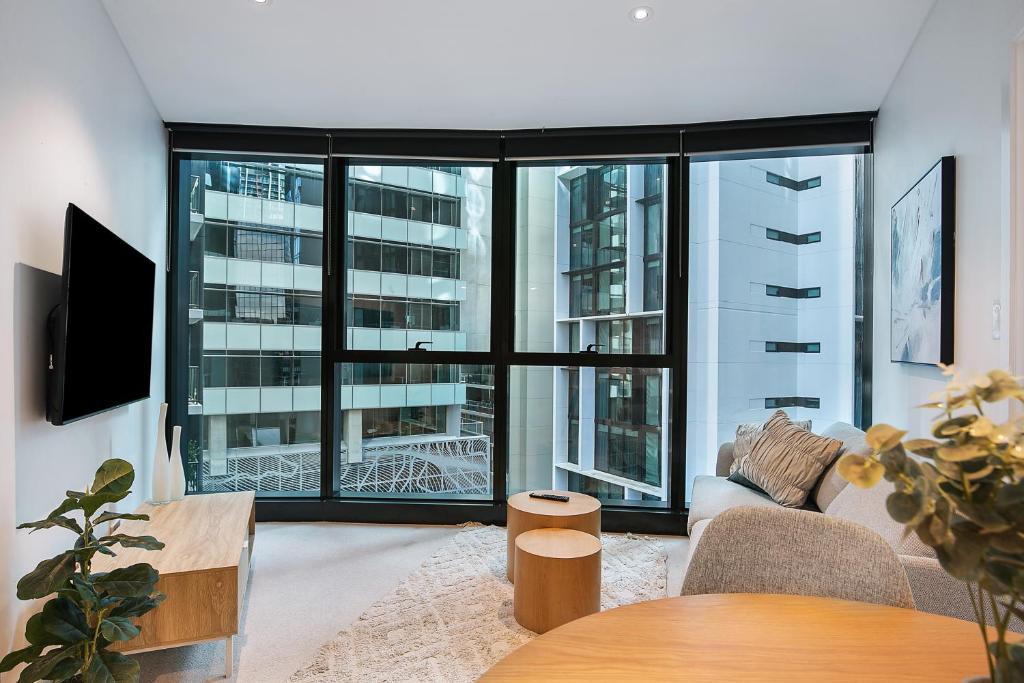 Skytower Sojourn - Urban Comfort by Brisbane River, Brisbane