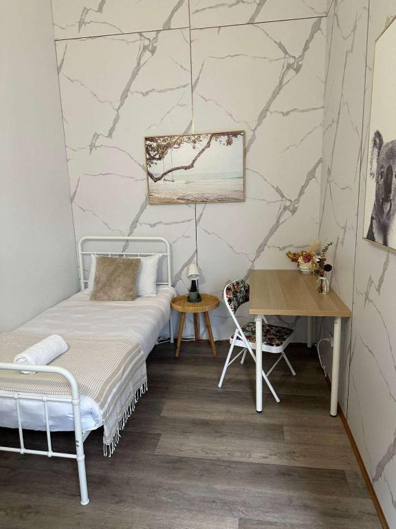 Comfy Single Room in Guildford West with Easy Access - Shared Bathroom, Holroyd