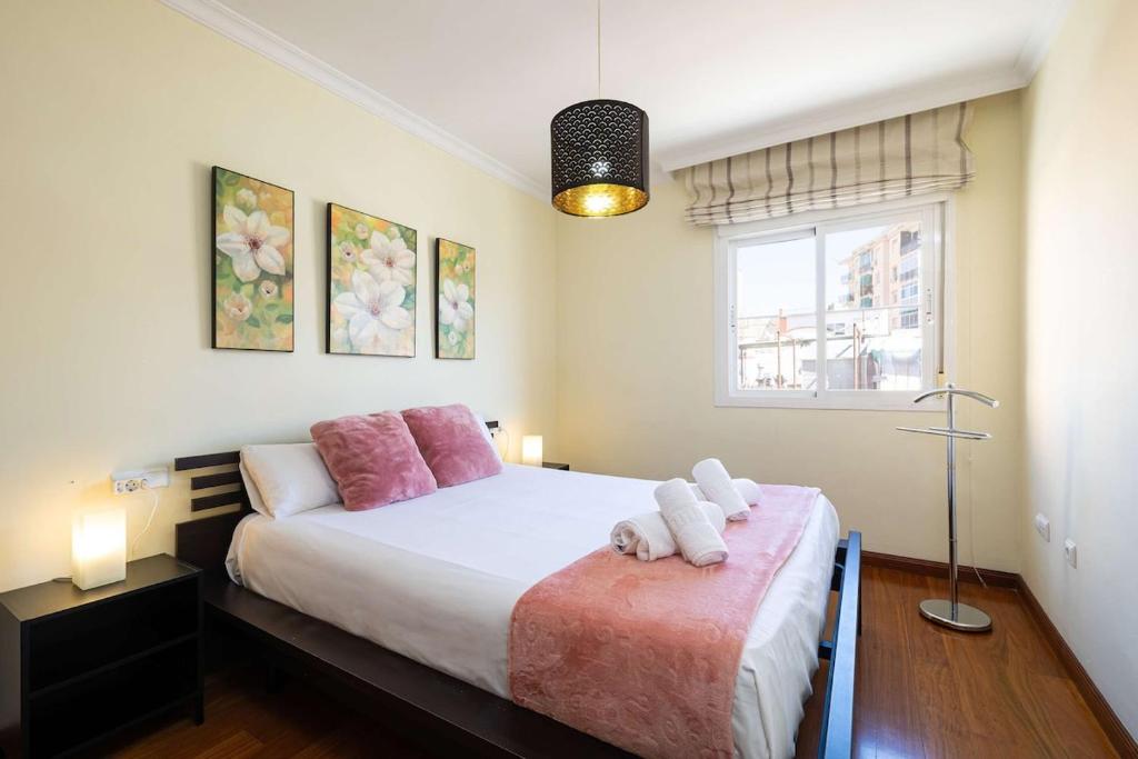 Spacious 3-Bedroom Apartment in Málaga - 2