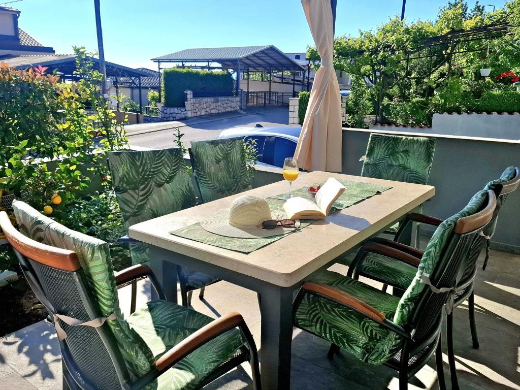 Apartment 4* with big terasse, Selce