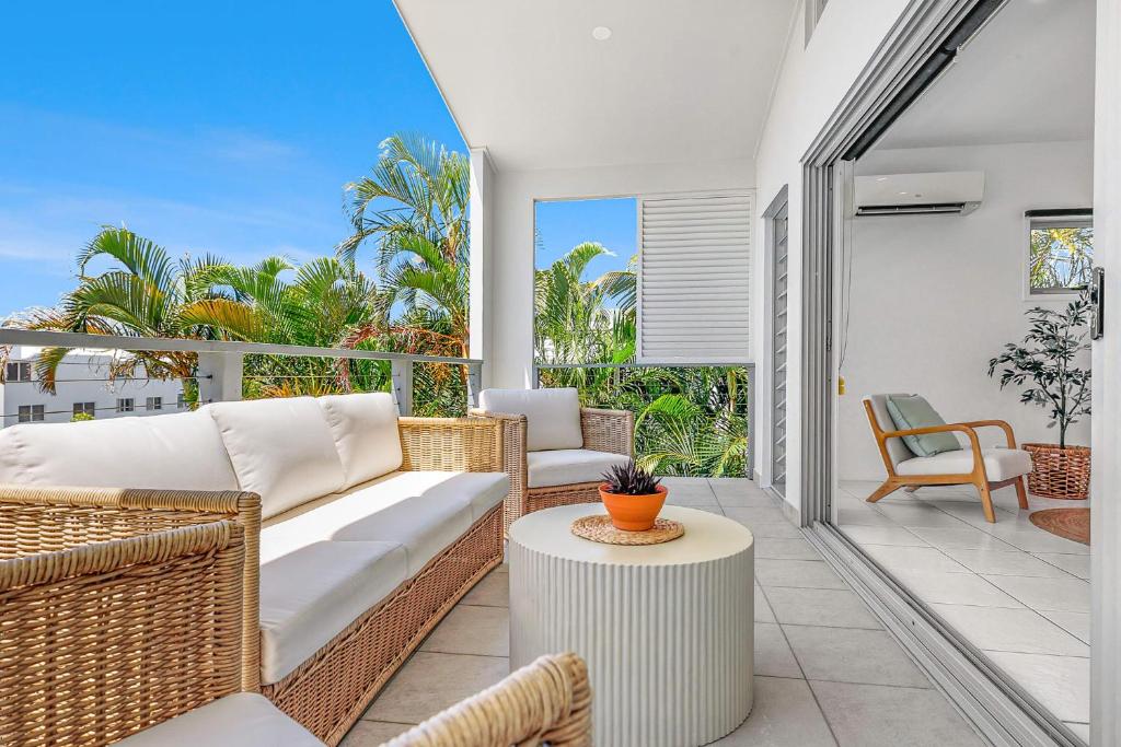 Retreat in the Heart of Alex - 3BR sleeps 11, Pool, Alexandra Headland