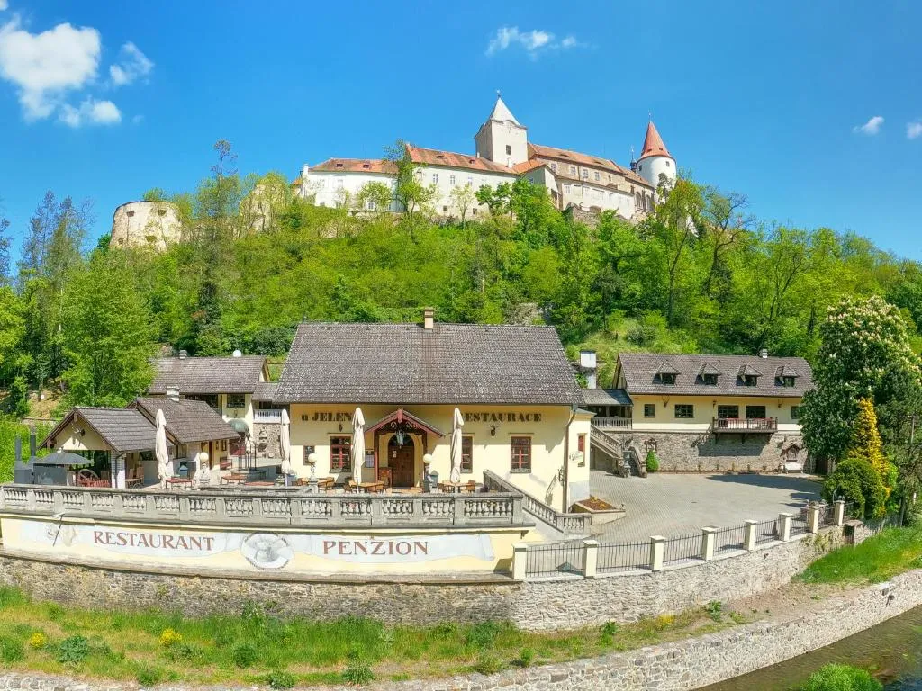 Resort U Jelena, hotel in Křivoklát