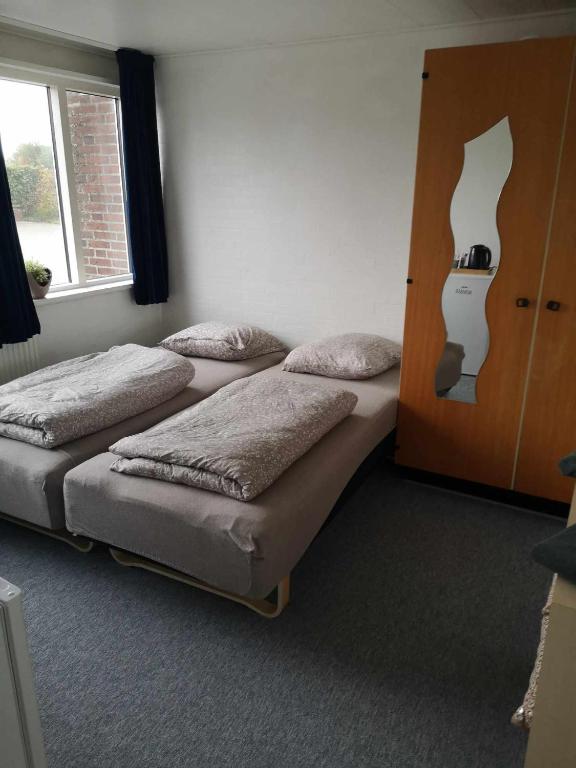 2 værelser m minikøkken brusekabine og toilet 4 prs, Kolding