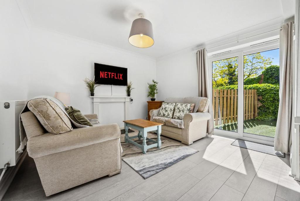 2BR Leamington Spa, by Clarendon Stays, FREE Parking, WiFi, Smart TV!, Leamington