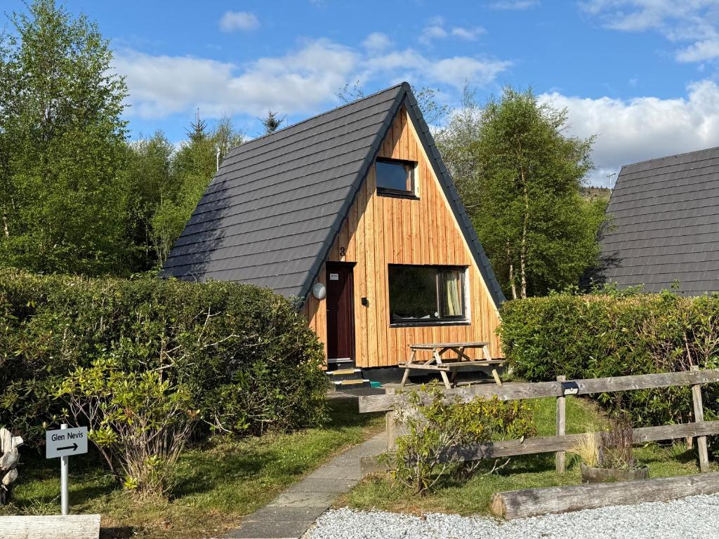 1 Bedroom Cabin with Mountain & Loch Views - Quiet Location between Glencoe & Ben Nevis, Onich