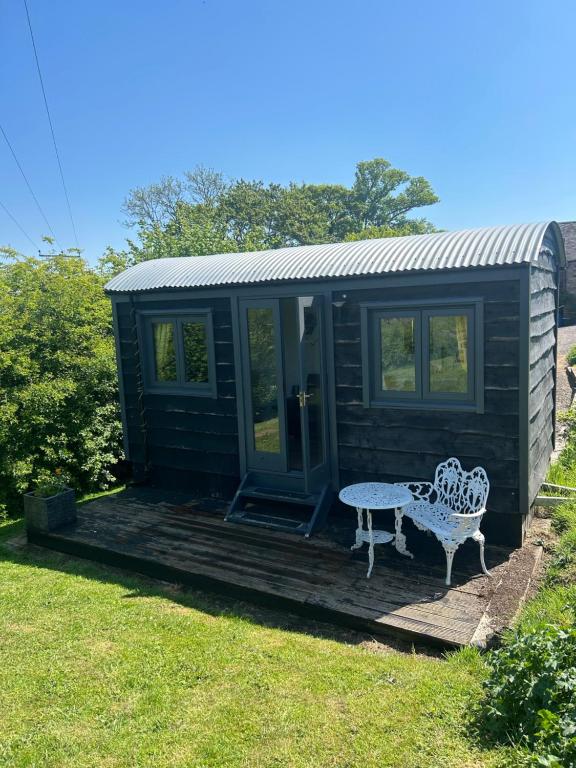 Rhodes To Serenity - Mermaid Shepherds Hut, Stoke on Trent