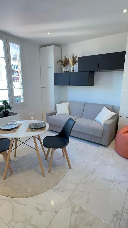 Nouveau ! au centre de Juan, Studio climatisé rénové tout confort à 2 minutes des plages - 3