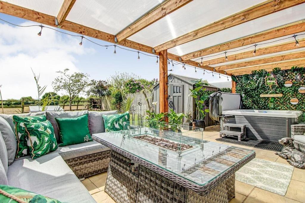 Highest Point in Chester: Hot Tub and Parking, Chester