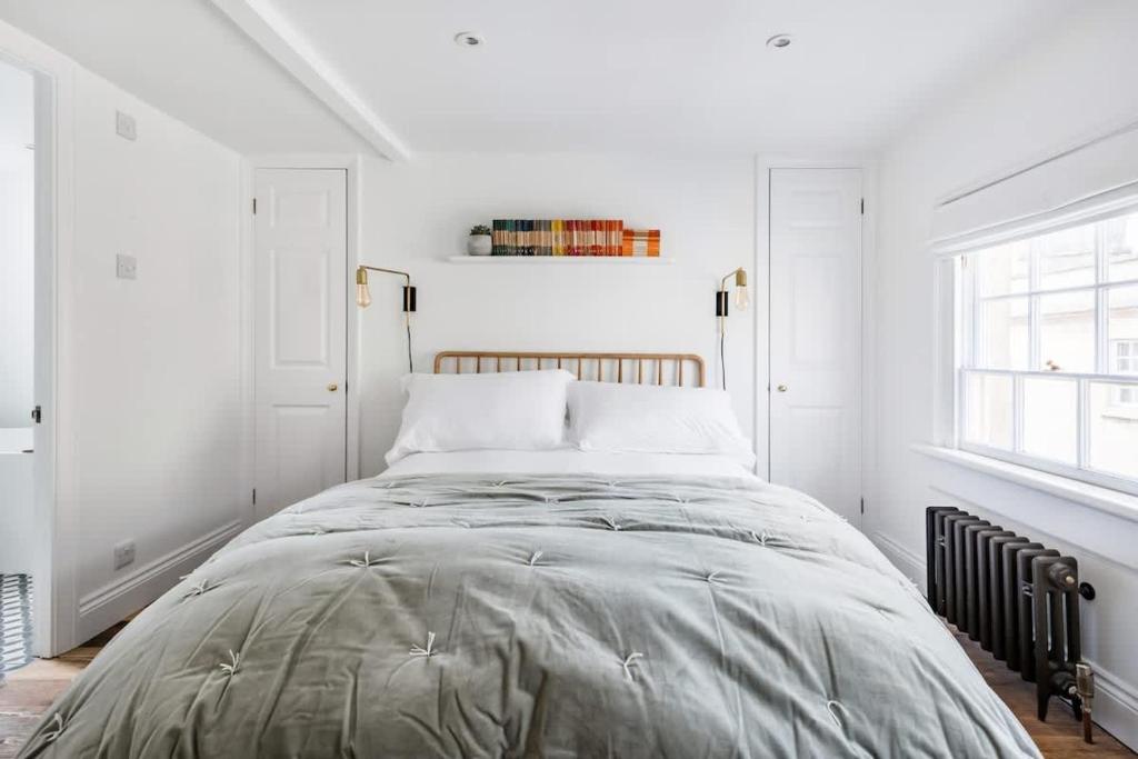 Central Georgian Townhouse with Free Parking, Bath