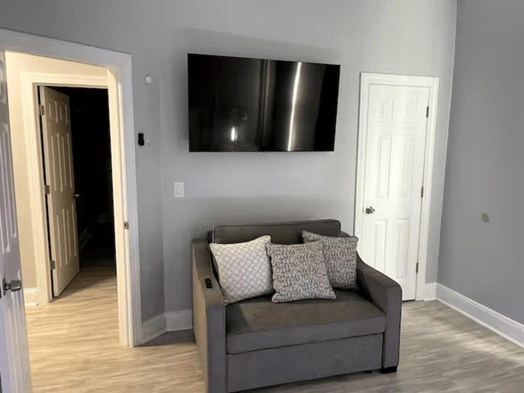 Adventures In NYC Only 10 Mins to NYC, Union City