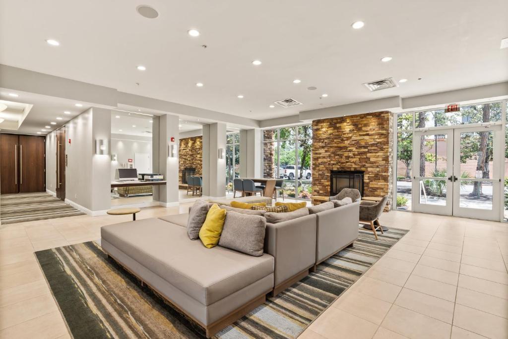 Holiday Inn Baton Rouge Lobby or Pool Area