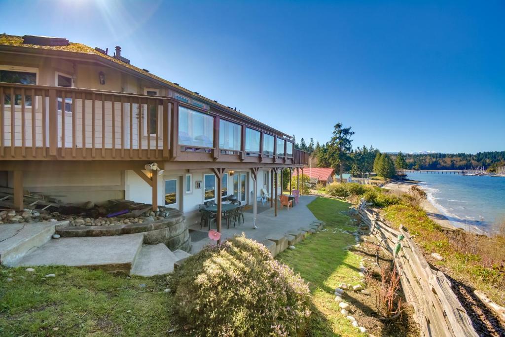 Waterfront PNW Escape with Deck and Beach Access!, Port Hadlock