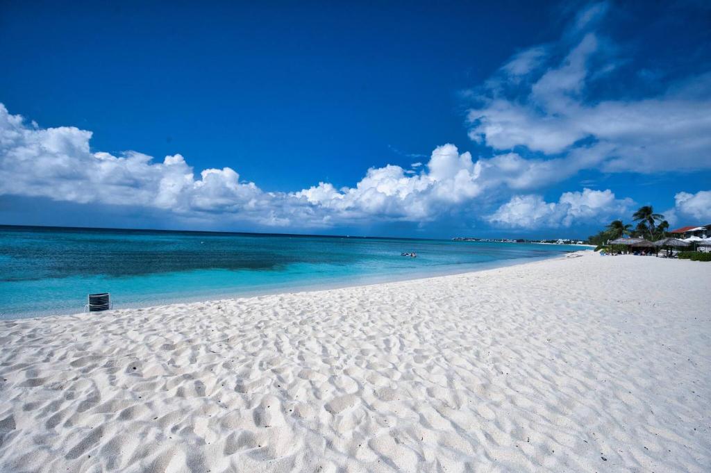 Cozy Studio Steps from the Beach, West Bay