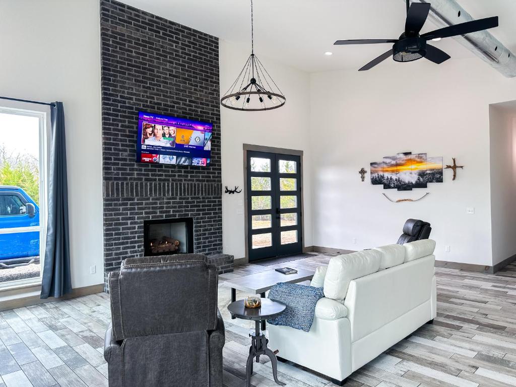 WhiteTail Cabin with Shuffleboard, Purcell