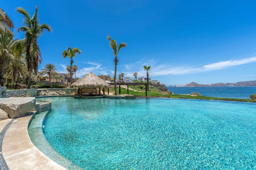 Stunning 2 BR with Ocean Views & Jacuzzi by the Beach - 5