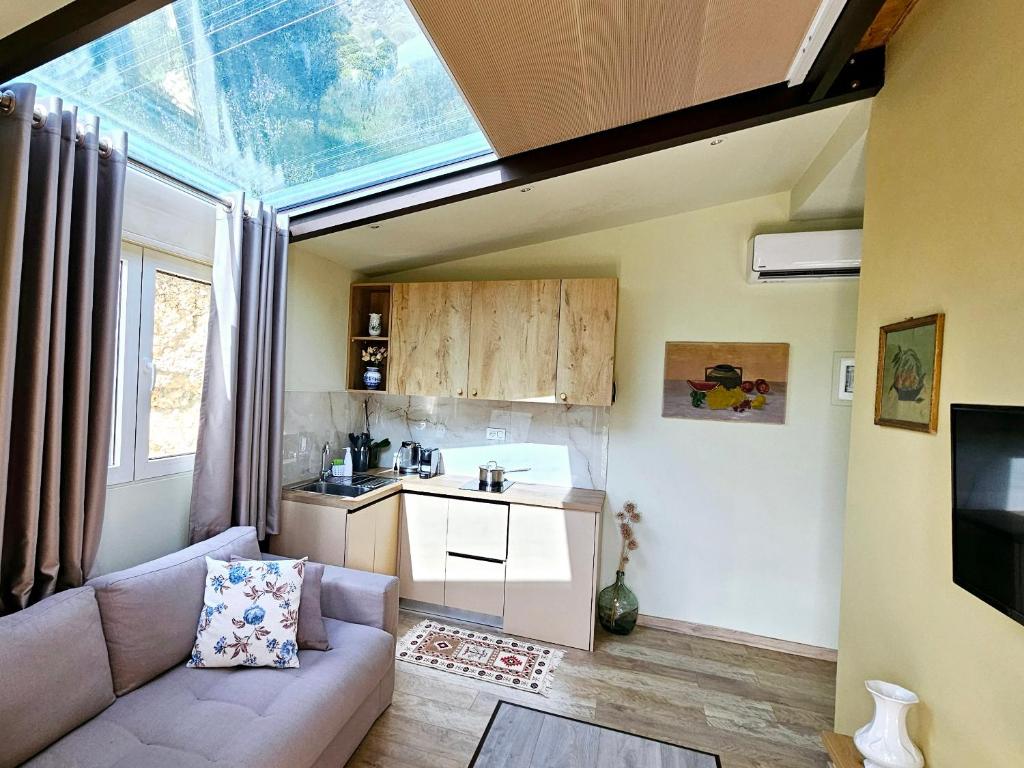 Aria's Apartment 1, Qëparo