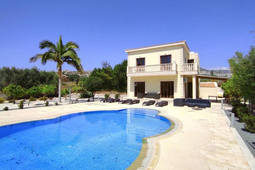 Villa Julia II - Luxury Retreat with Sea & Mountain Views, Pegeia