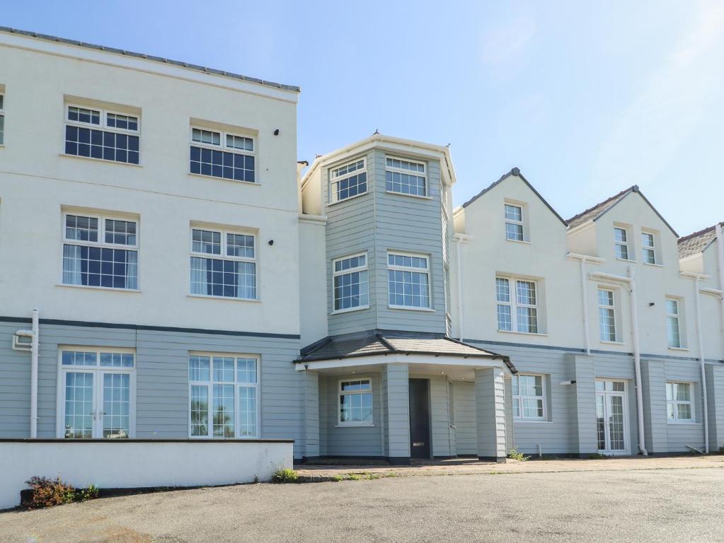 Beach Court Hideaway, Holyhead