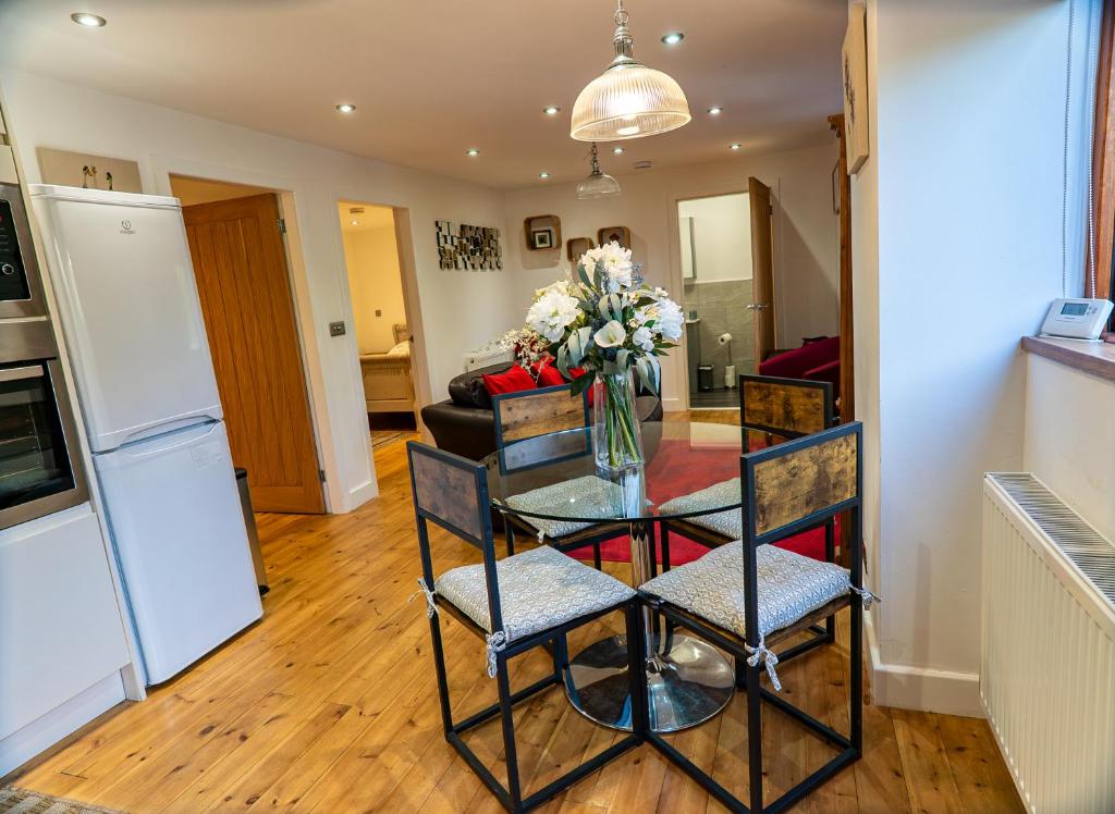 Pine cottage with private hot tub, Upper Hulme